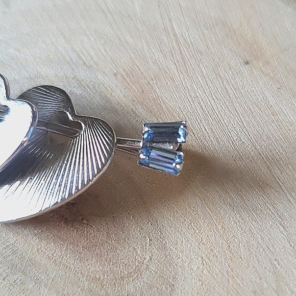 VINTAGE Sterling silver arrow through 2 hearts brooch by Carl Art - Picture 3 of 6